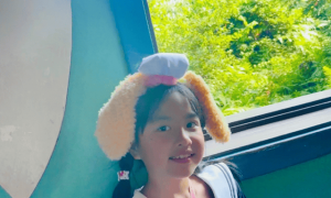 包文婧顺产生下二胎，包贝尔抱儿子笑得合不拢嘴，儿女双全超幸福
