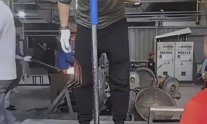 男子吹玻璃30年致腮帮变形，调侃自己是“青蛙王子”会蛤蟆功