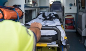 患者救护车上要求下车小便 高速禁停区下车后坠桥身亡 医院一审被判赔13万余元