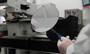 荷兰不给晶圆，闻泰有新招